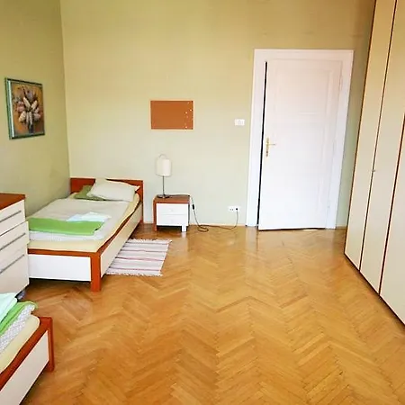 Big 2bd Flat In Cool Area U Smaltovny 아파트