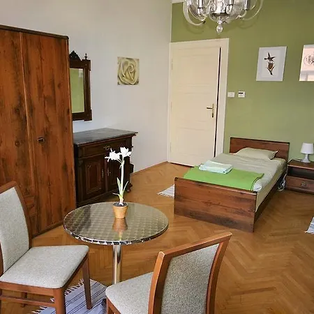 Big 2bd Flat In Cool Area U Smaltovny 프라하